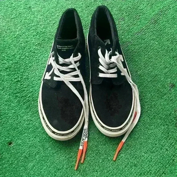 Off-White - Picture 1 of 8